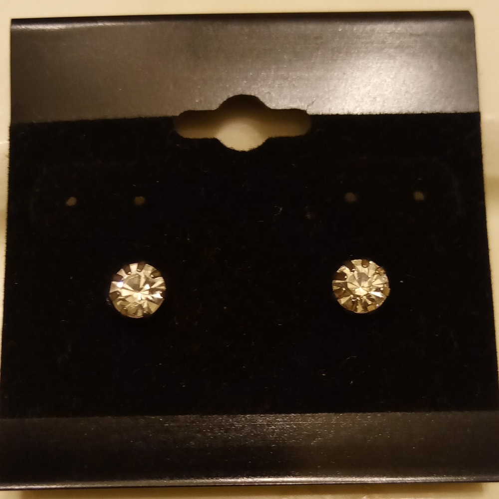 NIP Swarovski Stones Stud Earrings